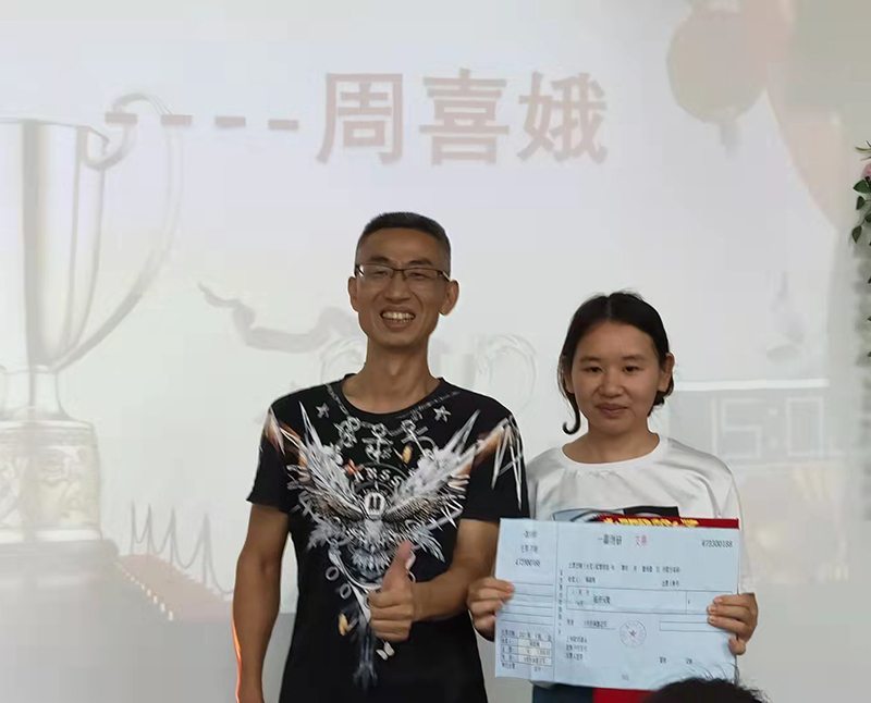 一（yī）鑫（xīn）創研（yán）8月份銷售冠軍——周（zhōu）喜娥與董事（shì）長李敏先生（shēng）合影